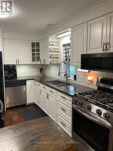 228 Ridgeway Road, Fort Erie, ON - Indoor Photo Showing Kitchen With Double Sink With Upgraded Kitchen