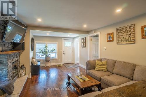 228 Ridgeway Road, Fort Erie, ON - Indoor Photo Showing Living Room With Fireplace