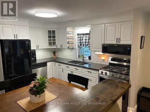 228 Ridgeway Road, Fort Erie, ON - Indoor Photo Showing Kitchen With Double Sink With Upgraded Kitchen