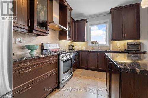 8849 Dogwood Crescent, Niagara Falls, ON - Indoor Photo Showing Kitchen With Upgraded Kitchen