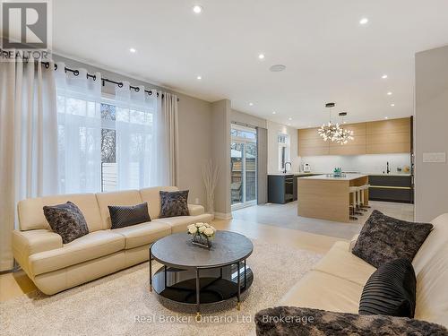 395 Klein Circle, Hamilton (Meadowlands), ON - Indoor Photo Showing Living Room