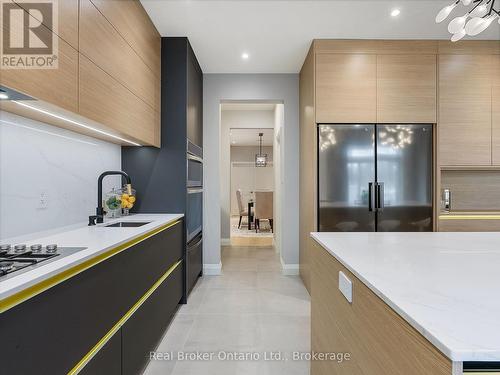 395 Klein Circle, Hamilton (Meadowlands), ON - Indoor Photo Showing Kitchen With Upgraded Kitchen