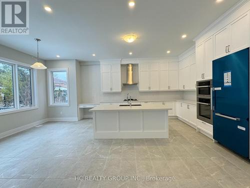 48 John Bradbury Court, Aurora, ON - Indoor Photo Showing Kitchen