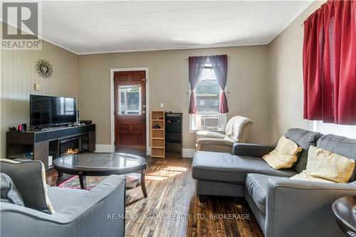 640 King Street, Port Colborne, ON - Indoor Photo Showing Living Room