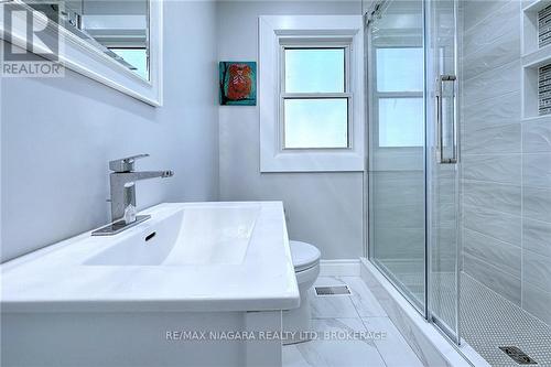 15 Oakridge Crescent, Port Colborne (Sugarloaf), ON - Indoor Photo Showing Bathroom