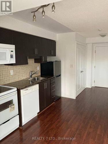 220 - 2035 Sheppard Avenue E, Toronto, ON - Indoor Photo Showing Kitchen