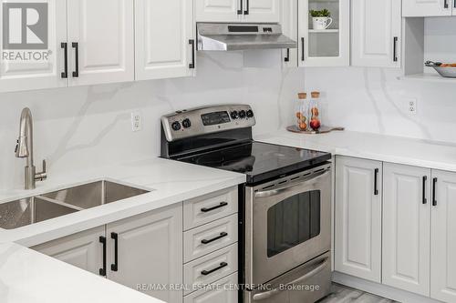 14 - 120 Railroad Street, Brampton, ON - Indoor Photo Showing Kitchen With Double Sink