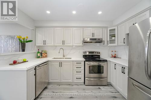 14 - 120 Railroad Street, Brampton, ON - Indoor Photo Showing Kitchen With Upgraded Kitchen