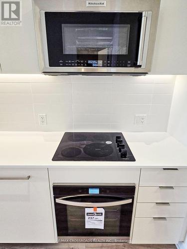 201 - 181 Sheppard Avenue E, Toronto, ON - Indoor Photo Showing Kitchen