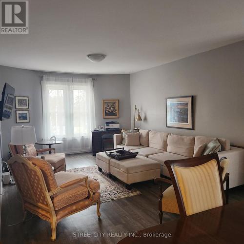 203 - 170 Bradford Street, Barrie, ON - Indoor Photo Showing Living Room