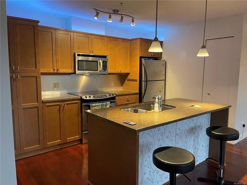 105-555 Franklyn St, Nanaimo, BC - Indoor Photo Showing Kitchen With Double Sink