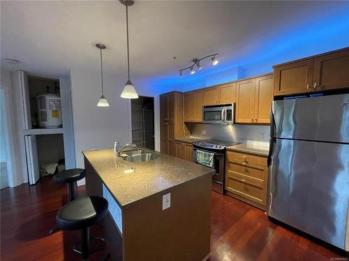 105-555 Franklyn St, Nanaimo, BC - Indoor Photo Showing Kitchen With Double Sink