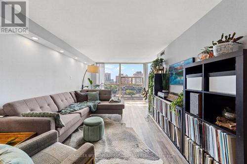 915 - 705 King Street W, Toronto, ON - Indoor Photo Showing Living Room