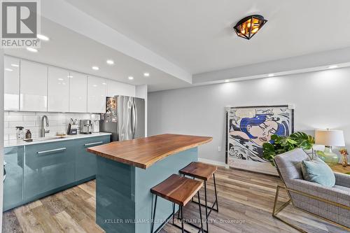 915 - 705 King Street W, Toronto, ON - Indoor Photo Showing Kitchen