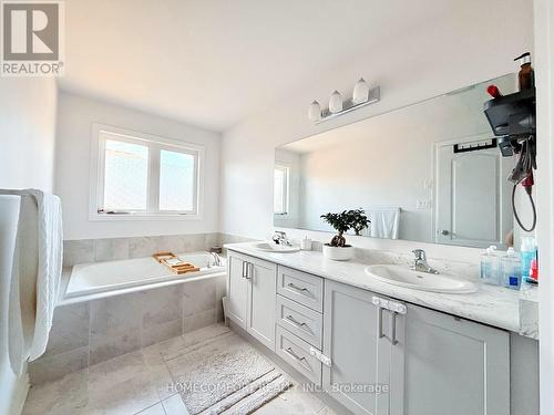 2 Frederick Taylor Way W, East Gwillimbury, ON - Indoor Photo Showing Bathroom