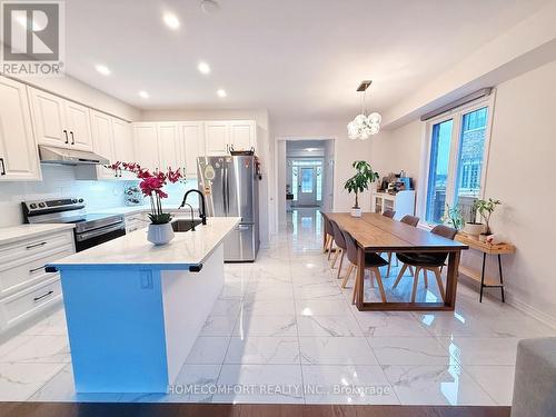 2 Frederick Taylor Way W, East Gwillimbury, ON - Indoor Photo Showing Kitchen With Upgraded Kitchen