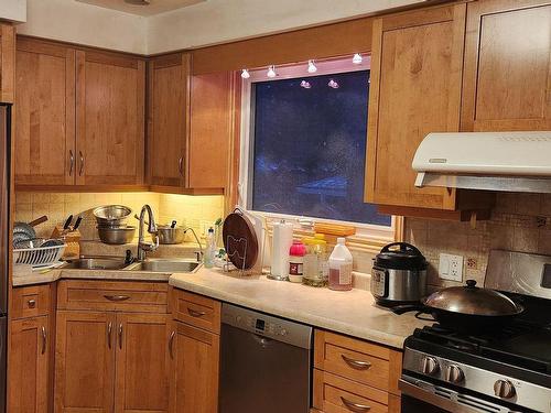 Upper-43 Sorrel Pl, Waterloo, ON - Indoor Photo Showing Kitchen With Double Sink