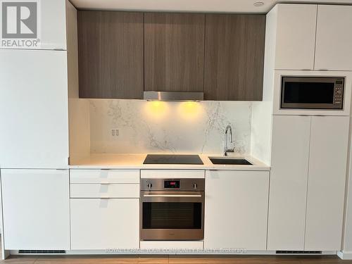 302 - 21 Lawren Harris Square, Toronto, ON - Indoor Photo Showing Kitchen