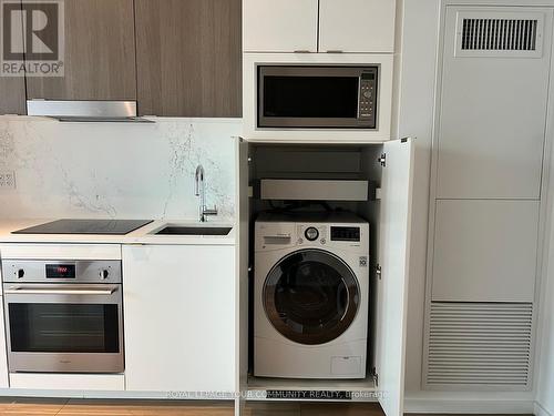 302 - 21 Lawren Harris Square, Toronto, ON - Indoor Photo Showing Laundry Room