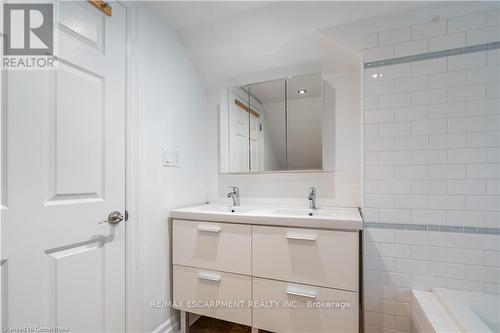 56 Newton Avenue, Hamilton, ON - Indoor Photo Showing Bathroom