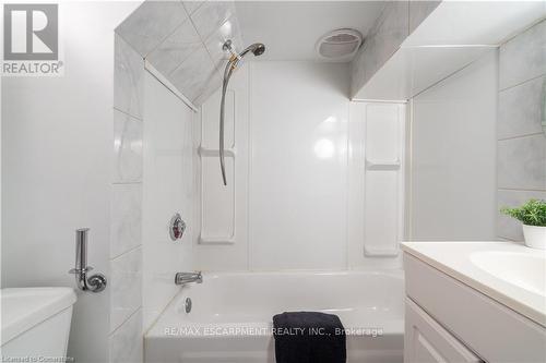 56 Newton Avenue, Hamilton, ON - Indoor Photo Showing Bathroom