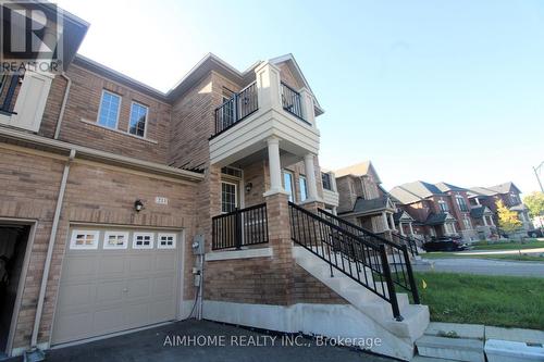 213 Laker Court, Newmarket, ON - Outdoor With Facade