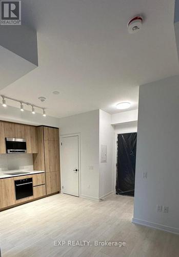 802 - 117 Broadway Avenue, Toronto, ON - Indoor Photo Showing Kitchen