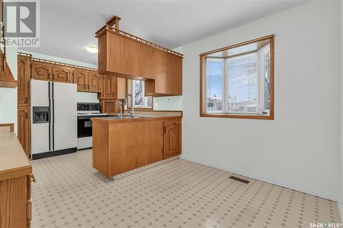 58 Hammond Road, Regina, SK - Indoor Photo Showing Kitchen