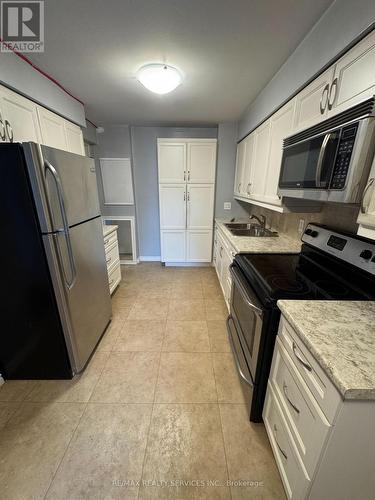 65 - 2170 Bromsgrove Road, Mississauga, ON - Indoor Photo Showing Kitchen With Double Sink