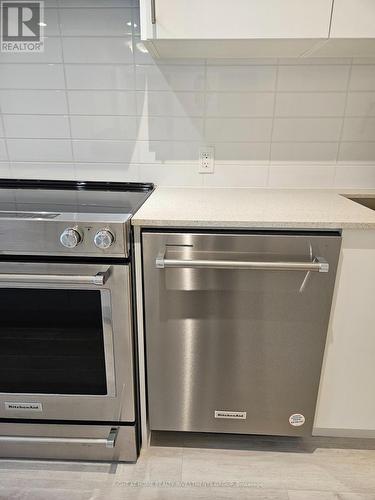 401 - 8960 Jane Street, Vaughan, ON - Indoor Photo Showing Kitchen