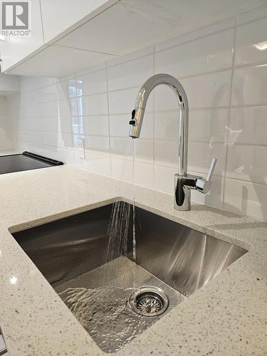 401 - 8960 Jane Street, Vaughan, ON - Indoor Photo Showing Kitchen