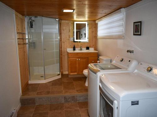 Bathroom - 660 Rue Côté, Drummondville, QC - Indoor Photo Showing Laundry Room