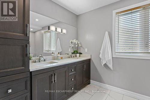 504 Mathewman Crescent, Burlington, ON - Indoor Photo Showing Bathroom