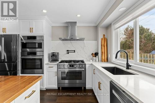 504 Mathewman Crescent, Burlington, ON - Indoor Photo Showing Kitchen With Upgraded Kitchen