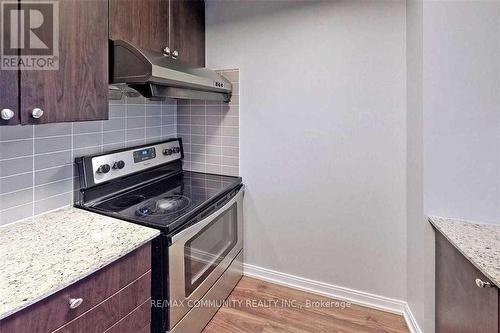 715 - 181 Village Green Square, Toronto, ON - Indoor Photo Showing Kitchen