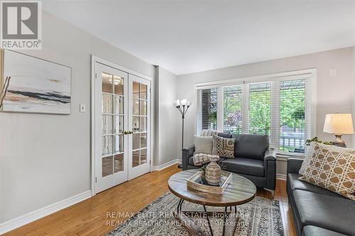 Upper - 115 James Street, Barrie, ON - Indoor Photo Showing Living Room