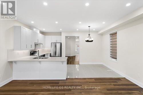 904 Oasis Drive, Mississauga, ON - Indoor Photo Showing Kitchen With Upgraded Kitchen