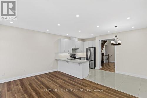 904 Oasis Drive, Mississauga, ON - Indoor Photo Showing Kitchen With Upgraded Kitchen