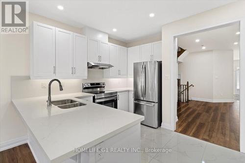 904 Oasis Drive, Mississauga, ON - Indoor Photo Showing Kitchen With Double Sink With Upgraded Kitchen