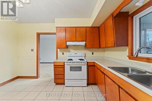 4033 Howard Avenue, Windsor, ON - Indoor Photo Showing Kitchen With Double Sink