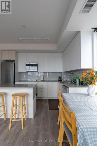 620 - 2485 Taunton Road W, Oakville, ON - Indoor Photo Showing Kitchen