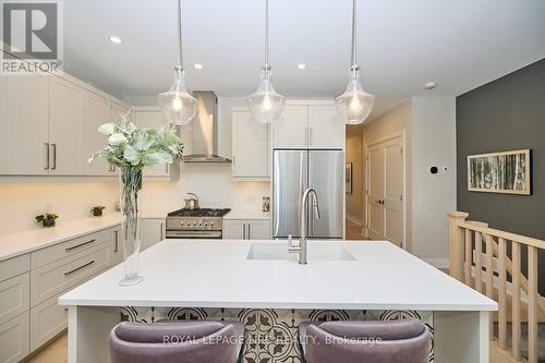 35 Taliesin Trail, Welland (769 - Prince Charles), ON - Indoor Photo Showing Kitchen With Upgraded Kitchen