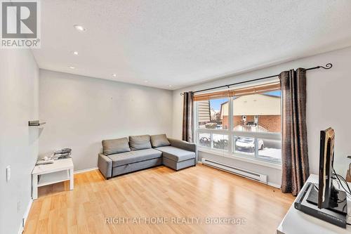 81 Pixley Private, Ottawa, ON - Indoor Photo Showing Living Room