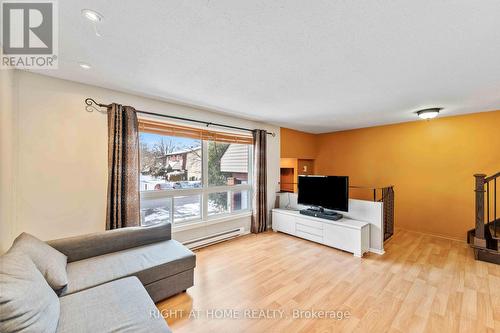 81 Pixley Private, Ottawa, ON - Indoor Photo Showing Living Room