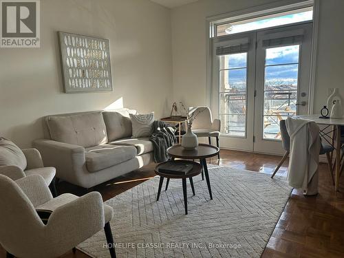 9519 Keele Street, Vaughan, ON - Indoor Photo Showing Living Room