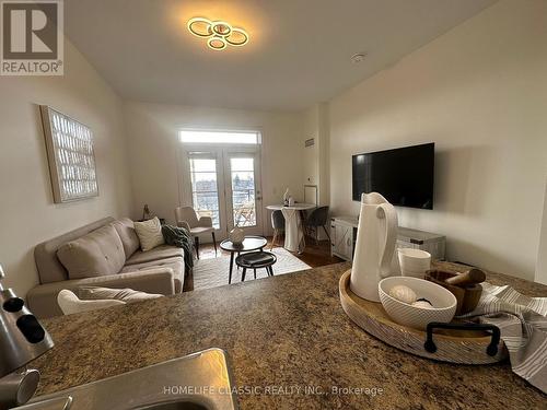 9519 Keele Street, Vaughan, ON - Indoor Photo Showing Living Room