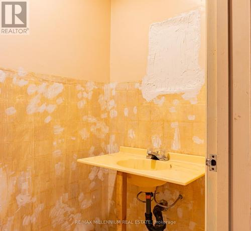 325 West Street, West Lincoln, ON - Indoor Photo Showing Bathroom