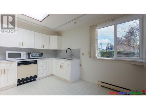 7326 Elk Valley Place, Vancouver, BC - Indoor Photo Showing Kitchen