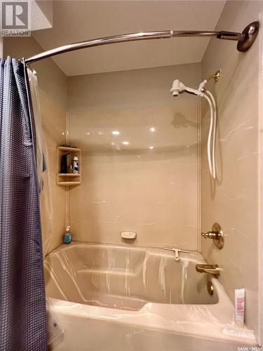 511 Stillwell Crescent, Swift Current, SK - Indoor Photo Showing Bathroom