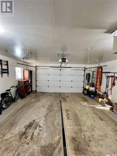 511 Stillwell Crescent, Swift Current, SK - Indoor Photo Showing Garage